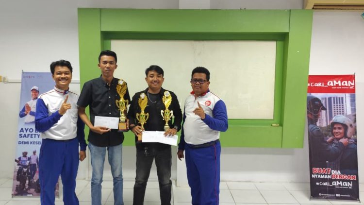 Para pemenang #Cari_Aman Skill Berkendara Sinsen Jambi 2025 berfoto bersama instruktur usai menerima trofi dan hadiah pada penutupan kegiatan di Safety Riding Center Sinsen Paal 6. (Dok. Sinsen)