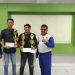 Para pemenang #Cari_Aman Skill Berkendara Sinsen Jambi 2025 berfoto bersama instruktur usai menerima trofi dan hadiah pada penutupan kegiatan di Safety Riding Center Sinsen Paal 6. (Dok. Sinsen)