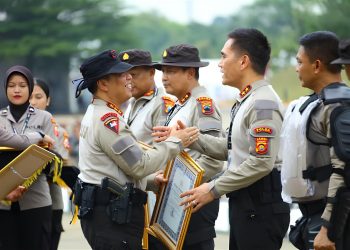 Kapolda Jambi menerima penghargaan Terbaik 3 Quick Wins Presisi dari jajaran Polri pada Apel Kasatwil 2025 di Mako Satlat Korbrimob Polri, Cikeas, Bogor. (Dok. Humas Polda)