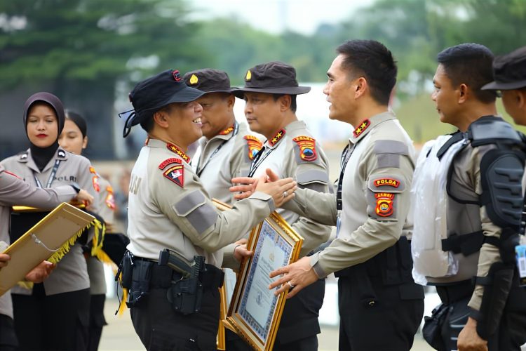 Kapolda Jambi menerima penghargaan Terbaik 3 Quick Wins Presisi dari jajaran Polri pada Apel Kasatwil 2025 di Mako Satlat Korbrimob Polri, Cikeas, Bogor. (Dok. Humas Polda)