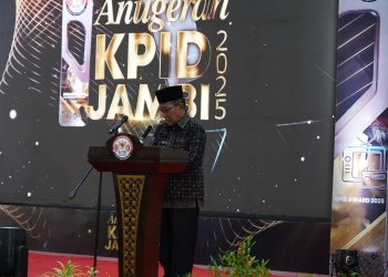 Wagub Jambi Abdullah Sani menyampaikan sambutan pada Malam Anugerah KPID Jambi 2025 di Gedung Putih Grand Kemas, Kota Jambi. (Dok. Daus)