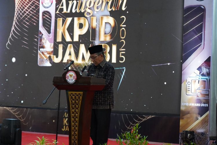 Wagub Jambi Abdullah Sani menyampaikan sambutan pada Malam Anugerah KPID Jambi 2025 di Gedung Putih Grand Kemas, Kota Jambi. (Dok. Daus)