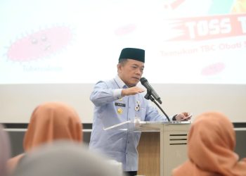 Gubernur Jambi menyampaikan arahan pada Pertemuan Monev Public Private Mix (PPM) yang membahas percepatan intervensi TB–HIV di Kota Jambi. (Dok. Erit - Kominfo)
