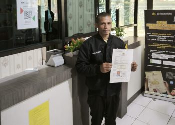 Puluhan orang pemohon Surat Keterangan Catatan Kepolisian terlihat tengah berada di ruang Yanmin Direktorat Intelkam Polda Bengkulu, untuk mendapatkan Surat Keterangan Catatan Kepolisian, selasa (4/11). (Foto: Yola)
