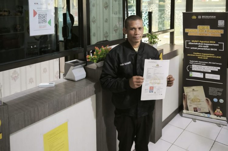 Puluhan orang pemohon Surat Keterangan Catatan Kepolisian terlihat tengah berada di ruang Yanmin Direktorat Intelkam Polda Bengkulu, untuk mendapatkan Surat Keterangan Catatan Kepolisian, selasa (4/11). (Foto: Yola)