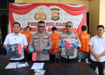 Kapolresta Bengkulu Kombes Pol Sudarno didampingi Kasat Reskrim Polresta Bengkulu menunjukkan barang bukti kasus pengeroyokan yang mengakibatkan luka berat terhadap Bintang Adam P. Valdez (19), dalam konferensi pers di Mapolresta Bengkulu, Rabu (5/11/2025). (Fok. Yola)