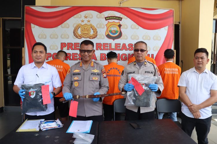 Kapolresta Bengkulu Kombes Pol Sudarno didampingi Kasat Reskrim Polresta Bengkulu menunjukkan barang bukti kasus pengeroyokan yang mengakibatkan luka berat terhadap Bintang Adam P. Valdez (19), dalam konferensi pers di Mapolresta Bengkulu, Rabu (5/11/2025). (Fok. Yola)