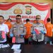 Kapolresta Bengkulu Kombes Pol Sudarno didampingi Kasat Reskrim Polresta Bengkulu menunjukkan barang bukti kasus pengeroyokan yang mengakibatkan luka berat terhadap Bintang Adam P. Valdez (19), dalam konferensi pers di Mapolresta Bengkulu, Rabu (5/11/2025). (Fok. Yola)