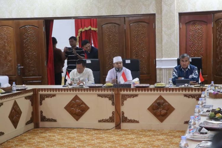 Kapolda Bengkulu Irjen Pol. Mardiyono, S.I.K., M.Si. menghadiri Rapat Koordinasi Forkopimda Provinsi Bengkulu yang dipimpin langsung oleh Gubernur Bengkulu H. Helmi Hasan, Sabtu malam (8/11/2025). (Dok.rls)