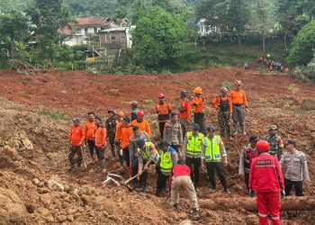 Polri Kerahkan 155 Personel, 4 Anjing Pelacak, dan Perkuat Operasi SAR Longsor Cibeunying 21 Warga Tertimbun. (Dok. Humas Polri)