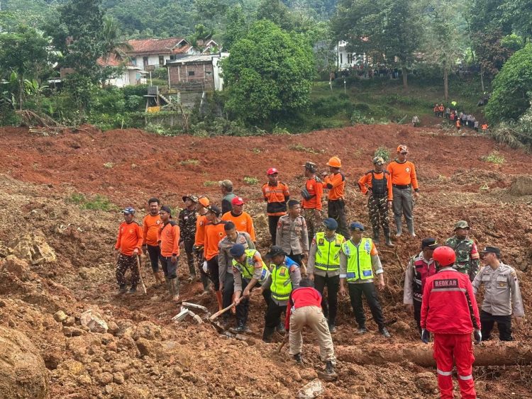 Polri Kerahkan 155 Personel, 4 Anjing Pelacak, dan Perkuat Operasi SAR Longsor Cibeunying 21 Warga Tertimbun. (Dok. Humas Polri)