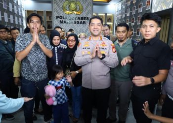 Kapolrestabes Makassar, Kombes Pol. Arya Perdana, S.H., S.I.K., M.Si., secara langsung menyerahkan Bilqis kepada orang tuanya di Makassar, Minggu (9/11/2025). (Foto:dok/ist)