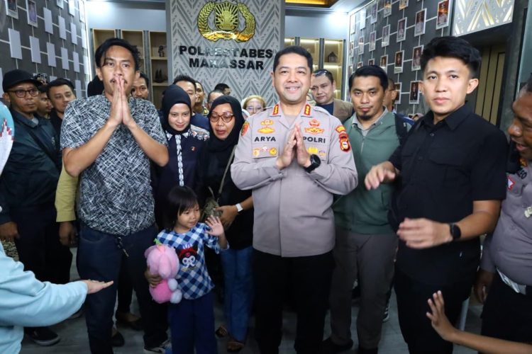 Kapolrestabes Makassar, Kombes Pol. Arya Perdana, S.H., S.I.K., M.Si., secara langsung menyerahkan Bilqis kepada orang tuanya di Makassar, Minggu (9/11/2025). (Foto:dok/ist)