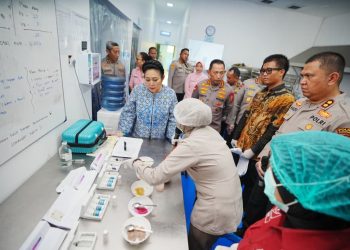 Kapolri Jenderal bersama Ketua Komisi IV DPR RI meninjau SPPG Yayasan Kemala Bhayangkari Polres Karanganyar, Jawa Tengah, Jumat (7/11/2025). (Foto: Humas)