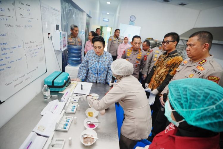 Kapolri Jenderal bersama Ketua Komisi IV DPR RI meninjau SPPG Yayasan Kemala Bhayangkari Polres Karanganyar, Jawa Tengah, Jumat (7/11/2025). (Foto: Humas)