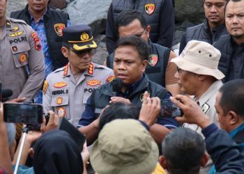 Dirtipidter Bareskrim Polri Brigjen Pol. Moh. Irhamni, menindak tegas aktivitas penambangan pasir ilegal yang berada di dalam kawasan Taman Nasional Gunung Merapi, Kabupaten Magelang, Jawa Tengah, Senin (3/11).(dok. Humas)