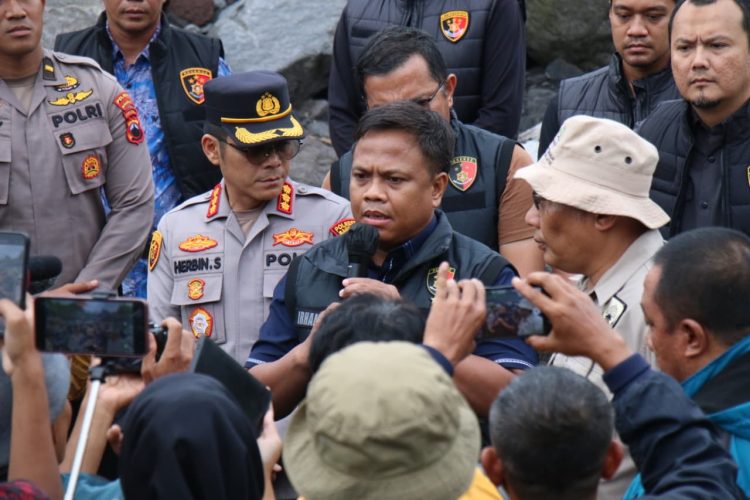 Dirtipidter Bareskrim Polri Brigjen Pol. Moh. Irhamni, menindak tegas aktivitas penambangan pasir ilegal yang berada di dalam kawasan Taman Nasional Gunung Merapi, Kabupaten Magelang, Jawa Tengah, Senin (3/11).(dok. Humas)