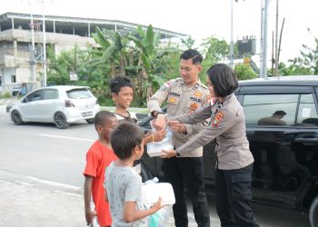 Personel Satuan Tugas Humas Operasi Damai Cartenz 2025 Posko Timika melaksanakan kegiatan sosial berbagi kasih kepada masyarakat yang membutuhkan di Kabupaten Mimika, Jumat (31/10/2025). (Foto : Humas)