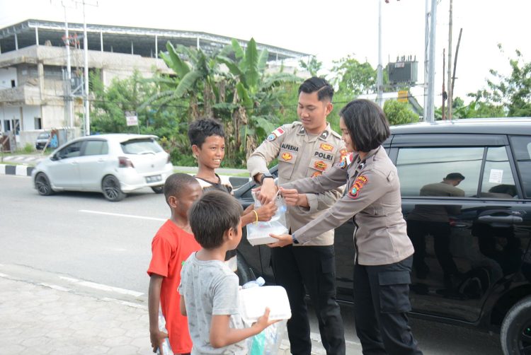 Personel Satuan Tugas Humas Operasi Damai Cartenz 2025 Posko Timika melaksanakan kegiatan sosial berbagi kasih kepada masyarakat yang membutuhkan di Kabupaten Mimika, Jumat (31/10/2025). (Foto : Humas)