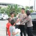 Personel Satuan Tugas Humas Operasi Damai Cartenz 2025 Posko Timika melaksanakan kegiatan sosial berbagi kasih kepada masyarakat yang membutuhkan di Kabupaten Mimika, Jumat (31/10/2025). (Foto : Humas)