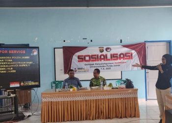 IPTU Yeni Malinda, S.H. dari Ditresnarkoba Polda Jambi menyampaikan materi bahaya narkoba kepada ratusan pelajar SMA Negeri 1 Sarolangun dalam kegiatan sosialisasi pencegahan penyalahgunaan narkotika, Rabu (12/11/2025). (Dok, Humas)