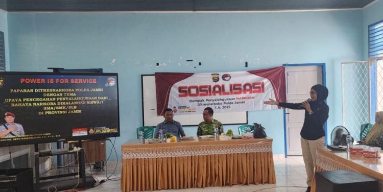 IPTU Yeni Malinda, S.H. dari Ditresnarkoba Polda Jambi menyampaikan materi bahaya narkoba kepada ratusan pelajar SMA Negeri 1 Sarolangun dalam kegiatan sosialisasi pencegahan penyalahgunaan narkotika, Rabu (12/11/2025). (Dok, Humas)