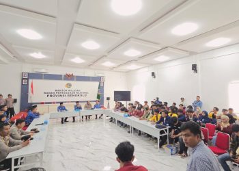 Sekitar 50 mahasiswa yang tergabung dalam Aliansi Gabungan BEM dan OKP Bengkulu menggelar demonstrasi di Kantor ATR/BPN Kanwil Provinsi Bengkulu, Senin (1/12/2025). (Dok.yola)