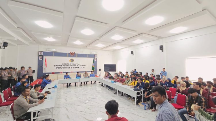 Sekitar 50 mahasiswa yang tergabung dalam Aliansi Gabungan BEM dan OKP Bengkulu menggelar demonstrasi di Kantor ATR/BPN Kanwil Provinsi Bengkulu, Senin (1/12/2025). (Dok.yola)