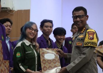 Kapolresta Bengkulu Kombes Pol Sudarno, S.Sos., M.H., bersama mahasiswa yang resmi dilantik di Hotel Adeva Bengkulu, Minggu (21/12/2025). (Dok/yl)