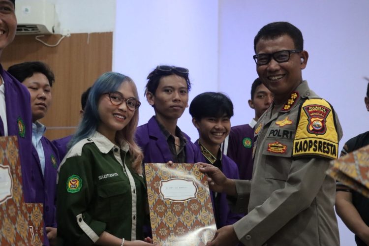 Kapolresta Bengkulu Kombes Pol Sudarno, S.Sos., M.H., bersama mahasiswa yang resmi dilantik di Hotel Adeva Bengkulu, Minggu (21/12/2025). (Dok/yl)