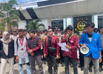 Perwakilan GMNI, F. Radithya Majdi, bersama mahasiswa didepan kantor Kejati Bengkulu, Senin (8/12/2025). (Dok.yola)