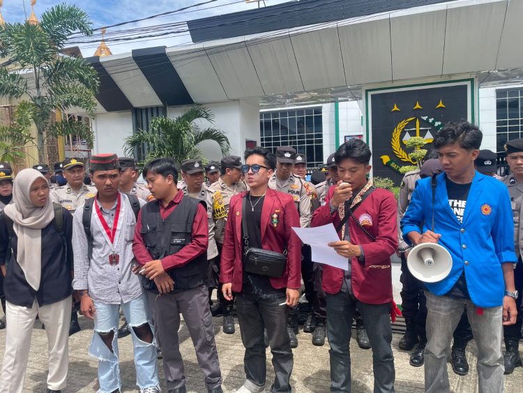 Perwakilan GMNI, F. Radithya Majdi, bersama mahasiswa didepan kantor Kejati Bengkulu, Senin (8/12/2025). (Dok.yola)