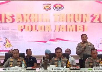 Direktur Lalu Lintas Polda Jambi Kombes Pol A. Benny Cahyono menyampaikan paparan kinerja dan program prioritas Ditlantas dalam rilis akhir tahun 2025 Polda Jambi, Selasa (30/12/2025). (Dok. Nahar)
