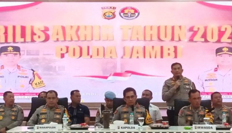 Direktur Lalu Lintas Polda Jambi Kombes Pol A. Benny Cahyono menyampaikan paparan kinerja dan program prioritas Ditlantas dalam rilis akhir tahun 2025 Polda Jambi, Selasa (30/12/2025). (Dok. Nahar)