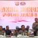 Direktur Lalu Lintas Polda Jambi Kombes Pol A. Benny Cahyono menyampaikan paparan kinerja dan program prioritas Ditlantas dalam rilis akhir tahun 2025 Polda Jambi, Selasa (30/12/2025). (Dok. Nahar)