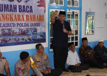 Direktur Polisi Perairan dan Udara Polda Jambi Kombes Pol Agus Tri Waluyo menyampaikan sambutan saat silaturahmi dan pamitan bersama masyarakat Pulau Pandan di Rumah Baca Bhayangkara Bahari. (Dok. Nahar)