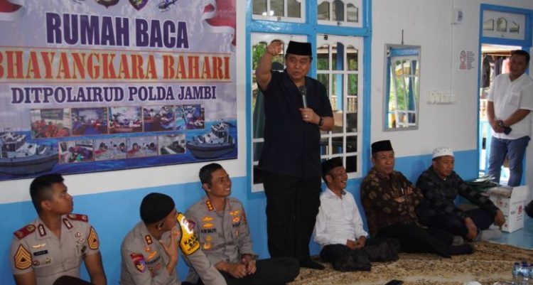 Direktur Polisi Perairan dan Udara Polda Jambi Kombes Pol Agus Tri Waluyo menyampaikan sambutan saat silaturahmi dan pamitan bersama masyarakat Pulau Pandan di Rumah Baca Bhayangkara Bahari. (Dok. Nahar)