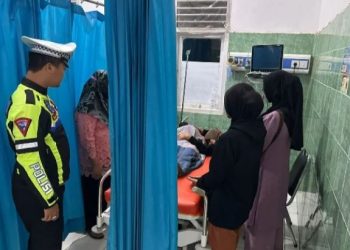 Petugas kepolisian bersama keluarga korban berada di ruang perawatan RS Nurdin Hamzah Muara Sabak, Tanjung Jabung Timur, Sabtu (6/12/2025) (Dok. Daus)