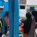 Petugas kepolisian bersama keluarga korban berada di ruang perawatan RS Nurdin Hamzah Muara Sabak, Tanjung Jabung Timur, Sabtu (6/12/2025) (Dok. Daus)