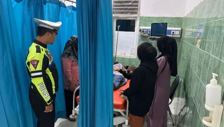 Petugas kepolisian bersama keluarga korban berada di ruang perawatan RS Nurdin Hamzah Muara Sabak, Tanjung Jabung Timur, Sabtu (6/12/2025) (Dok. Daus)