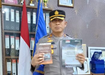 AKBP Dr. Dadang Djoko Karyanto menunjukkan buku Model Kolaborasi Multistakeholder dalam Penguatan Pendidikan Karakter Siswa di Provinsi Jambi saat peluncuran di Jambi, Kamis (4/12/2025). (Dok, Nahar)