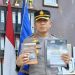 AKBP Dr. Dadang Djoko Karyanto menunjukkan buku Model Kolaborasi Multistakeholder dalam Penguatan Pendidikan Karakter Siswa di Provinsi Jambi saat peluncuran di Jambi, Kamis (4/12/2025). (Dok, Nahar)