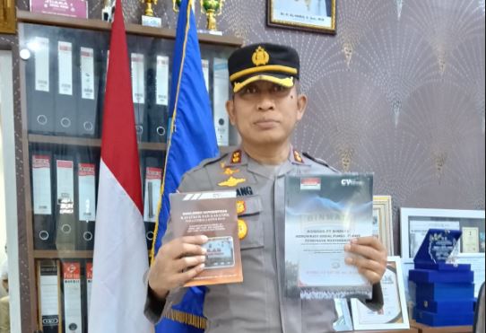 AKBP Dr. Dadang Djoko Karyanto menunjukkan buku Model Kolaborasi Multistakeholder dalam Penguatan Pendidikan Karakter Siswa di Provinsi Jambi saat peluncuran di Jambi, Kamis (4/12/2025). (Dok, Nahar)