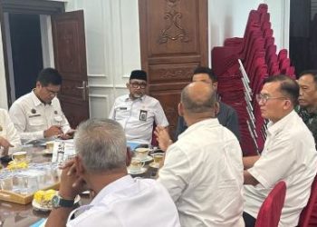 Sekretaris Daerah Provinsi Jambi Dr. H. Sudirman, S.H., M.H. memimpin rapat koordinasi persiapan pengiriman bantuan untuk korban bencana di Aceh, Sumatera Barat, dan Sumatera Utara, di Kantor Gubernur Jambi, Rabu (10/12/2025) (dok..Daus)