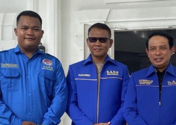 Ketua SANS Kota Bengkulu terpilih, Ridhoan P. Hutasuhut (tengah), bersama Kapolresta Bengkulu Kombes Pol Sudarno dan pejabat terkait usai pelantikan Satgas Anti Narkoba Sekolah di Pendopo Merah Putih, Jumat (5/12/2025). (Dok. Yola)