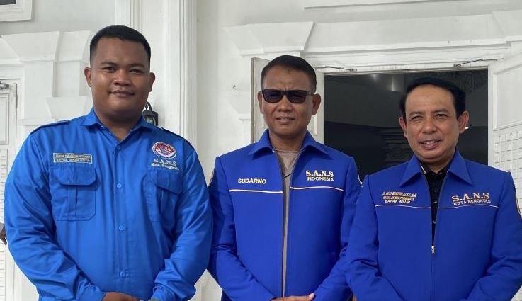 Ketua SANS Kota Bengkulu terpilih, Ridhoan P. Hutasuhut (tengah), bersama Kapolresta Bengkulu Kombes Pol Sudarno dan pejabat terkait usai pelantikan Satgas Anti Narkoba Sekolah di Pendopo Merah Putih, Jumat (5/12/2025). (Dok. Yola)