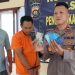 Kapolsek Kota Baru Kompol Jimi Fernando menunjukkan barang bukti kartu ATM palsu yang digunakan komplotan ganjal ATM saat konferensi pers di Polsek Kota Baru, Jambi, Jumat (5/12/2025). (Dok, nahar)