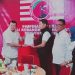 Ketua Pimda PKN Provinsi Jambi Mirzal Muarrohma, SH, menyerahkan Surat Keputusan (SK) kepengurusan kepada Muhammad Amin sebagai Ketua DPC PKN Kota Jambi, Selasa (13/12/2025) (Dok. Nahar)