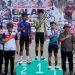 Atlet balap sepeda peraih podium berpose bersama ofisial usai salah satu nomor perlombaan pada Kejuaraan Provinsi Balap Sepeda Pengprov ICF Jambi 2025 di Kabupaten Tebo, Jumat (13/12/2025). (Dok.Daus)