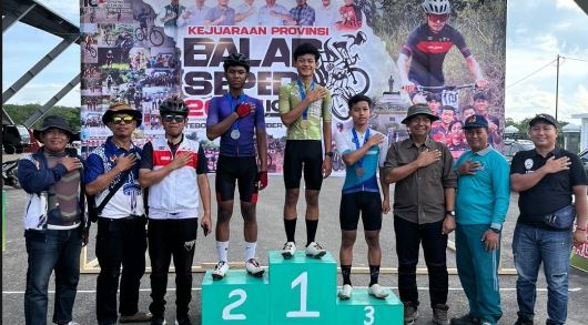 Atlet balap sepeda peraih podium berpose bersama ofisial usai salah satu nomor perlombaan pada Kejuaraan Provinsi Balap Sepeda Pengprov ICF Jambi 2025 di Kabupaten Tebo, Jumat (13/12/2025). (Dok.Daus)
